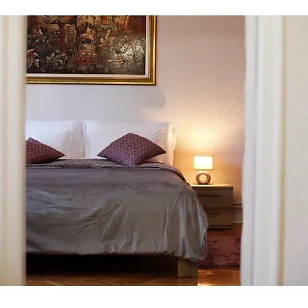 Luxury 8 * Белград