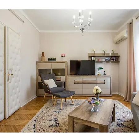 Luxury 8 * Белград