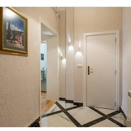 Luxury 8 Белград